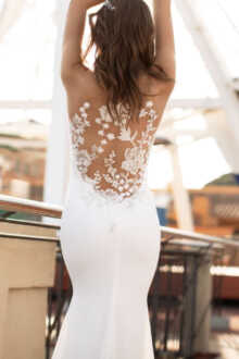 WHITE ONE AINE WHITE ONE AINE